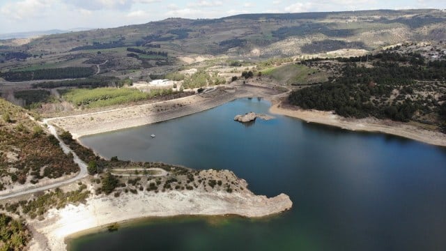 Çanakkale'nin içme ve kullanma suyu ihtiyacını karşılayan Atikhisar Barajı'nda su seviyesinin azalması nedeniyle 2 Mart'ta su kullanımına getirilen yasaklar, Belediye Encümen 31 Ekim’e kadar uzatılmasına karar verdi.
