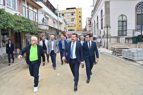 Balıkesir Büyükşehir Belediyesi, şehrin farklı bölgelerinde alt ve üst yapı çalışmalarına hız kesmeden devam ederken, Burhaniye Koca Cami çevresindeki yolların deforme olmasını gideriyor. Başkan Yılmaz, bu çalışmaları sahada yerinde inceledi ve esnafı ziyaret ederek desteklerini iletti.
