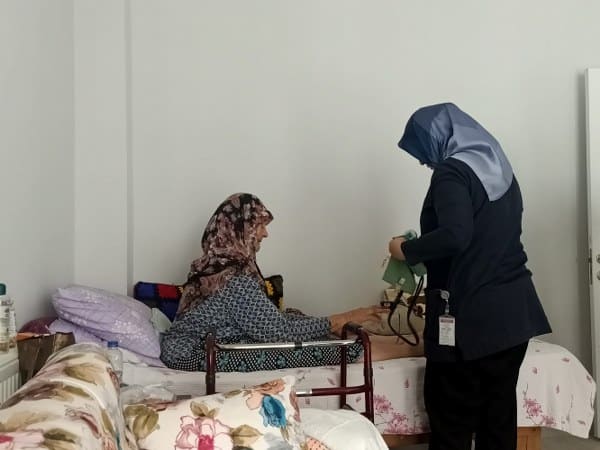 Sağlık Bakanlığı tarafından hayata geçirilen 80 yaş ve üzeri yaşlı bireyler için Sağlıklı Yaş Alma (YAŞAM) birimi, Türkiye genelinde ilk kez Balıkesir ilinde faaliyete geçti. Bu önemli girişim, Balıkesir İl Sağlık Müdürlüğü ve Balıkesir Atatürk Şehir Hastanesi Geriatri Bilim Dalı koordinasyonuyla hayata geçirildi.