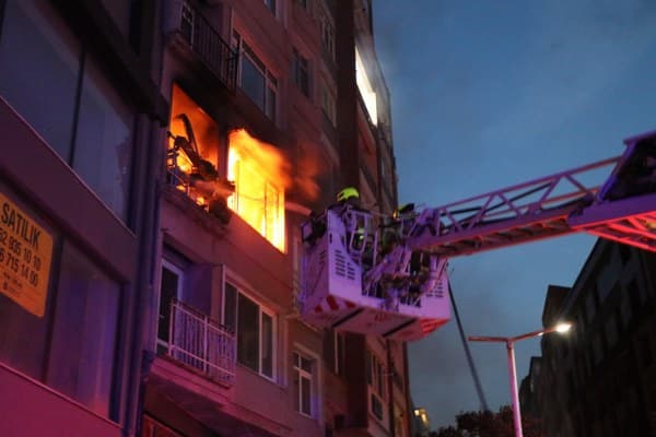 Balıkesir'in Bandırma ilçesinde bir dairede çıkan yangın, çevredeki vatandaşlarda büyük korku yarattı.