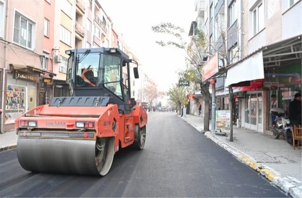 Karesi İlçesi'nde 2023 yılının ilk 8 ayında, şehir merkezinde toplam 12.512 metrekarelik asfalt yol onarımı tamamlandı. Ayrıca, bu dönemde 7.4 kilometrelik yolun sıcak asfalt kaplaması da gerçekleştirildi.