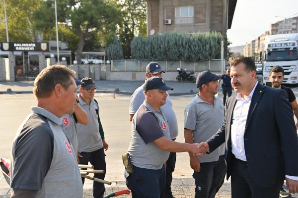 Balıkesir Tren Garı önündeki Cumhuriyet Meydanı, sembolik zeytin ağaçları ve "Kuva-yı Milliye Şehri Balıkesir" yazıları ile donatılarak gelen vatandaşları karşılamaya hazırlanıyor. Büyükşehir Belediyesi tarafından başlatılan peyzaj çalışması, 11 Eylül tarihine kadar tamamlanacak.