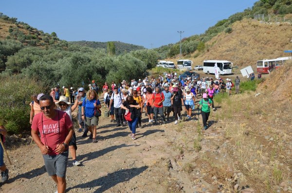 Balıkesir'in Gömeç Belediyesi, Kurtuluş Şenlikleri kapsamında, Belediye Başkanı Mehmet İrem Himam'ın da katılımıyla Atatürk Kayalıkları Doğa Yürüyüşü etkinliğini düzenledi.