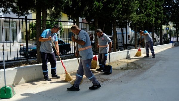 Altıeylül Belediyesi Temizlik İşleri Müdürlüğü, 2023-2024 Eğitim ve Öğretim yılı öncesi 11 Eylül'de başlayacak olan okul açılışı için harekete geçti. Okulların çevreleri ve bahçeleri, belediye ekipleri tarafından temizlendi.