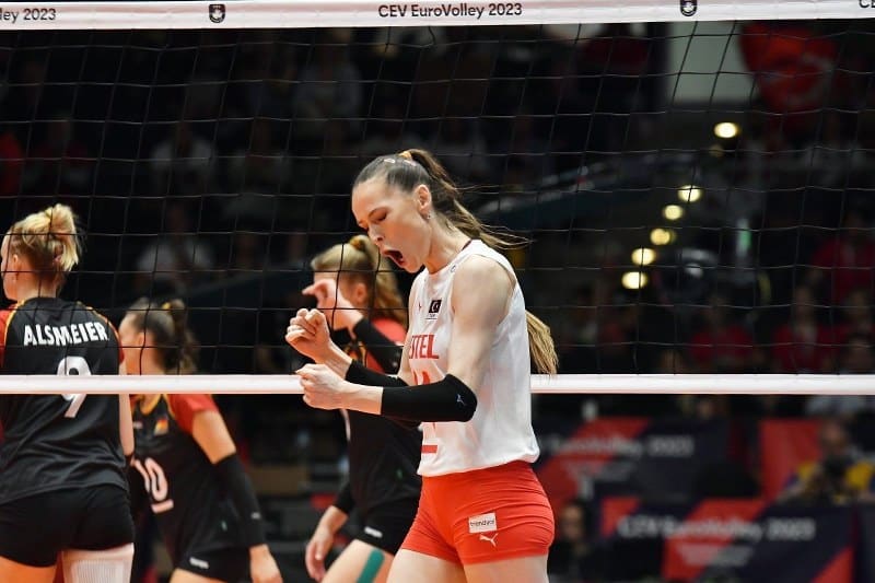 Fenerbahçe Başkanı Ali Koç tarafından heykelinin dikileceği açıklanan sarı-lacivertlilerin milli voleybolcusu Eda Erdem Dündar, "Verdiğiniz değer, gösterdiğiniz kıymet ve her zaman sağladığınız desteğiniz için büyük Fenerbahçe camiasına şükranlarımı sunuyorum. Bugün dünyanın en mutlu insanıyım" ifadelerini kullandı.