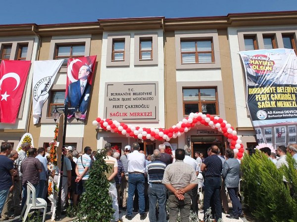 Burhaniye Belediyesi, sosyal belediyecilik alanındaki hizmetlerine yeni bir eklemeyi gerçekleştirdi. Burhaniyeli iş insanı Nur Çakıroğlu Albak, babası Ferit Çakıroğlu adına bağışladığı sağlık merkezi, törenle faaliyete geçti.