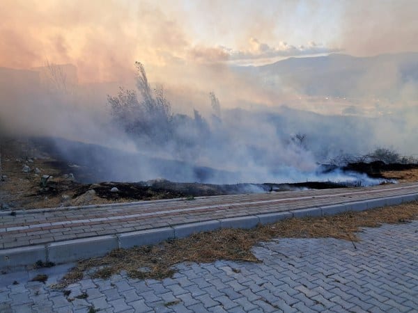 Balıkesir'in Bandırma ilçesindeki otluk alandaki yangın, çevredeki evlere yönelik bir tehdit oluşturuyor.