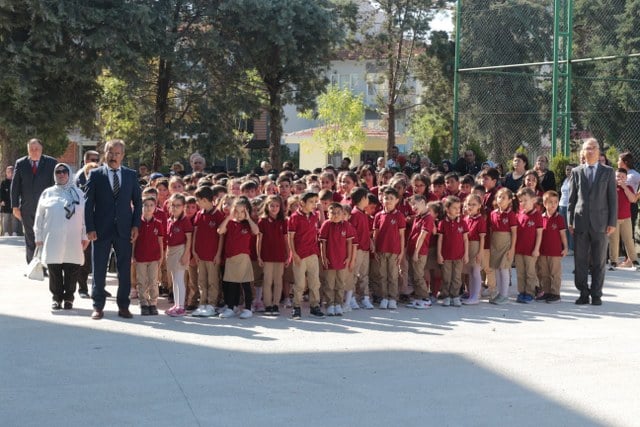 Balıkesir'de 2023-2024 eğitim-öğretim yılı düzenlenen törenlerle başladı. İl genelinde 190 bin 352 öğrenci ders başı yaptı.