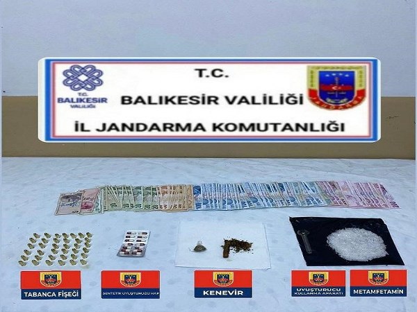 Balıkesir'de jandarma ekipleri son bir hafta içinde il genelinde kaçakçılık ve organize suçlarla mücadele kapsamında gerçekleştirdikleri operasyonlarda 31 şüpheliyi gözaltına aldı.