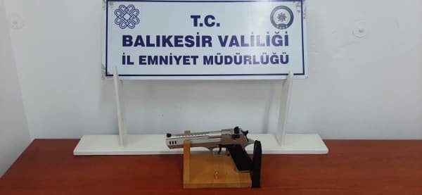 Balıkesir'de polis ekipleri son bir hafta içinde gerçekleştirdikleri 'Huzur' operasyonlarında çeşitli suçlardan aranan 133 kişiyi gözaltına aldı. Bu operasyonlar sonucunda adli makamlara sevk edilen 73 kişi tutuklandı. Operasyonlar sırasında ayrıca 46 adet ateşli silah ve bunlara ait mühimmat da ele geçirildi.