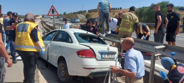 Bursa-İzmir karayolunda kontrolden çıkarak bariyerlere çarptı. Kazada 2 kişi yaralandı.
