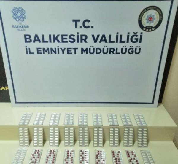 Balıkesir'de narkotik polisleri, 4 farklı operasyonda 9 şüpheliyi gözaltına aldı. Bu operasyonların ardından adli makamlara sevk edilen 4 şüpheli tutuklandı. Gerçekleştirilen operasyonlarda büyük miktarda uyuşturucu madde ile ateşli silahlar ele geçirildi.