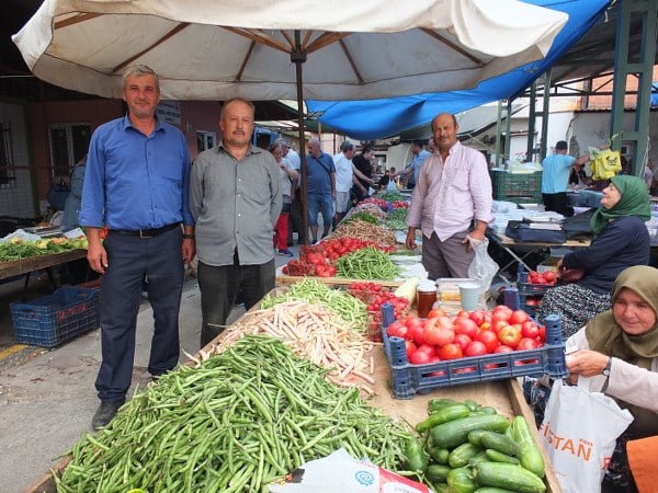 Burhaniye ilçesinde, 11 yıldır organik üretim yapan Kırtık Mahallesi çiftçileri, bu yılın ürünlerini satışa sundu. Çiftçiler, ürünlerinin büyük ilgi gördüğünü ifade etti.