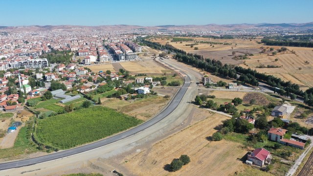 Organize Sanayi Bölgesi’nin trafiğini rahatlatmak amacıyla başlatılan 3 etaplı 4 bin 700 metrelik OSB Yolu’nun Çayırhisar Mahallesi içerisinden geçen 3. kısmında çalışmalar devam ediyor.