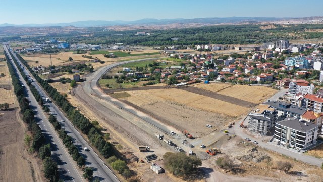 Organize Sanayi Bölgesi’nin trafiğini rahatlatmak amacıyla başlatılan 3 etaplı 4 bin 700 metrelik OSB Yolu’nun Çayırhisar Mahallesi içerisinden geçen 3. kısmında çalışmalar devam ediyor.