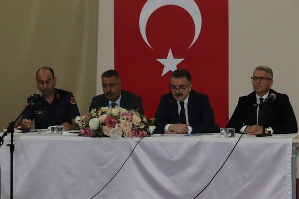 Balıkesir'in Edremit ilçesinde, 2023-2024 eğitim ve öğretim yılı için "Okul Güvenlik Tedbirleri Değerlendirme Toplantısı" Kaymakam Ahmet Odabaş başkanlığında düzenlendi.