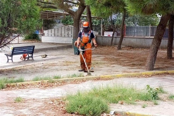 Balıkesir Büyükşehir Belediyesi Kent Estetiği Daire Başkanlığı'na bağlı ekipler, rotalarını 58 okulun bahçeleri ve çevresine yönlendirdi, bu okulların bahçelerini göz alıcı bir şekilde yenileyerek çalışmalarına devam edeceklerini duyurdu.