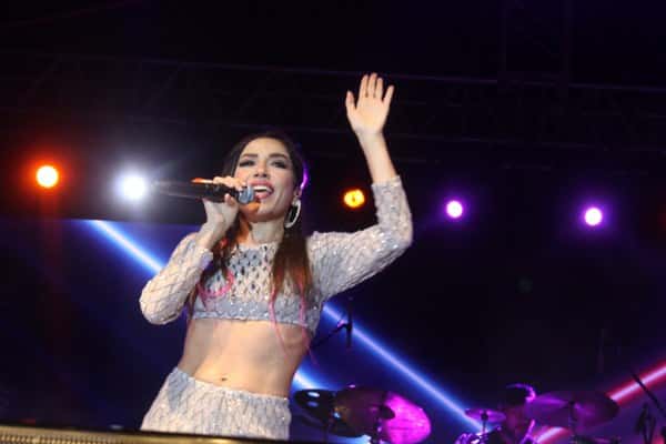 Manyas'ın düşman işgalinden kurtuluşunun 101. yıl dönümü kutlamaları kapsamında düzenlenen halk konserinde, vatandaşlar bol bol eğlendiler.