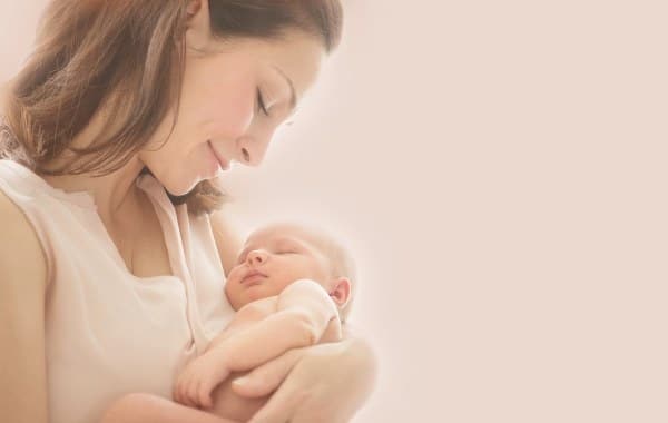 Beslenme ve Diyet Uzmanı Hande Güngör, gebelik sürecinin kilo alımının kaçınılmaz olduğunu vurguluyor. Güngör, "Aşırı kilo almış anne ve bebek sağlığı açısından diyabet, yüksek tansiyon ve iri bebek gibi riskleri artıracağı gibi gebelik sonrasında kaybedilmeyen ve kalıcı olan kilolar, kalp damar sağlığını bozabilir" diye konuştu.