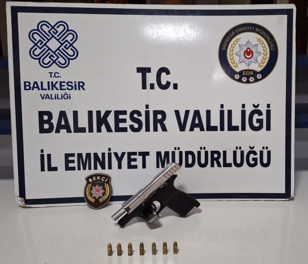 Balıkesir ilindeki polis ekipleri, genel asayiş uygulamaları sırasında aranan 22 şüpheliyi gözaltına aldı. Ardından adli makamlara sevk edilen 11 kişi tutuklandı.