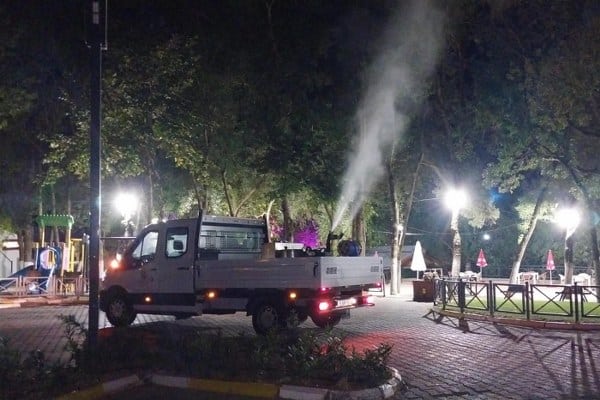 Balıkesir Büyükşehir Belediyesi ekipleri, Değirmen Boğazı ve Selimiye Barajı gibi su ve yeşil alanları haşerelerin üremesini engellemek amacıyla dikkatle ilaçlayarak, haşere ve uçkunla mücadele faaliyetlerini devam ettiriyor.