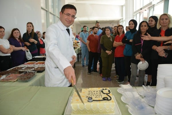 Balıkesir Üniversitesi Sağlık Uygulama ve Araştırma Hastanesi Kardiyoloji Kliniği'nde uzmanlık eğitimini tamamlayan Asistan Dr. Eyüp Erkiz, başarılı bir şekilde girdiği uzmanlık sınavını geçerek resmi olarak Kardiyoloji Uzmanı unvanını kazandı.