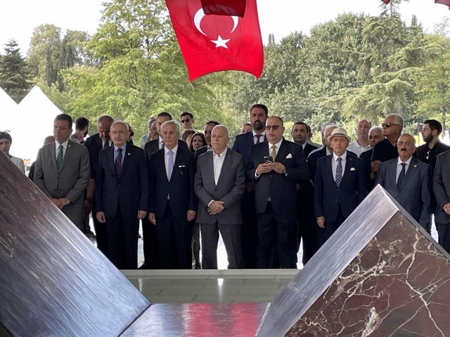 CHP Genel Başkanı Kemal Kılıçdaroğlu ve İstanbul Büyükşehir Belediye Başkanı Ekrem İmamoğlu, 8. Cumhurbaşkanı Turgut Özal ile eski başbakanlardan Adnan Menderes'in anıt mezarlarına ziyaret gerçekleştirdi.