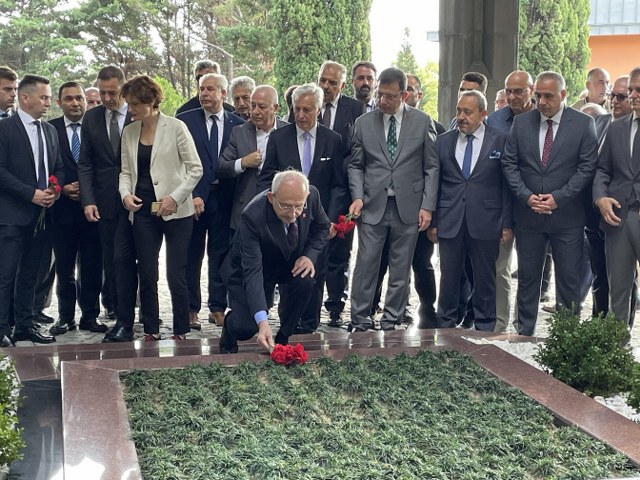 CHP Genel Başkanı Kemal Kılıçdaroğlu ve İstanbul Büyükşehir Belediye Başkanı Ekrem İmamoğlu, 8. Cumhurbaşkanı Turgut Özal ile eski başbakanlardan Adnan Menderes
