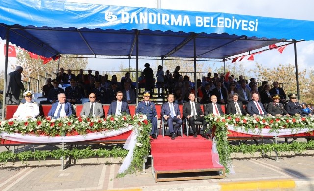 Balıkesir’in Bandırma ilçesinde Bandırma’nın kurtuluşunun 101’inci yılı törenlerle kutlandı.