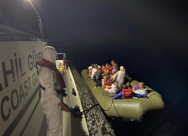 Çanakkale'nin Ayvacık ilçesi açıklarında Sahil Güvenlik Komutanlığı ekipleri, hareket halinde duran lastik bot içerisinde bulunan 39 Afganistan uyruklu kaçak göçmeni yakaladı.