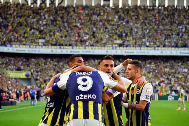 Trendyol Süper Lig'in 5. haftasında Antalyaspor'u 3-2 mağlup eden Fenerbahçe, ligde 4'te 4 galibiyet ile 10 maçlık galibiyet serisini sürdürüyor.