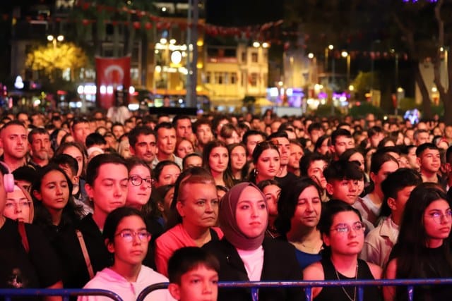Balıkesir’in Bandırma ilçesinde 17 Eylül Kurtuluş Günü törenlerle kutlandı. Kurtuluş günü son olarak Kıraç konseriyle taçlandı.