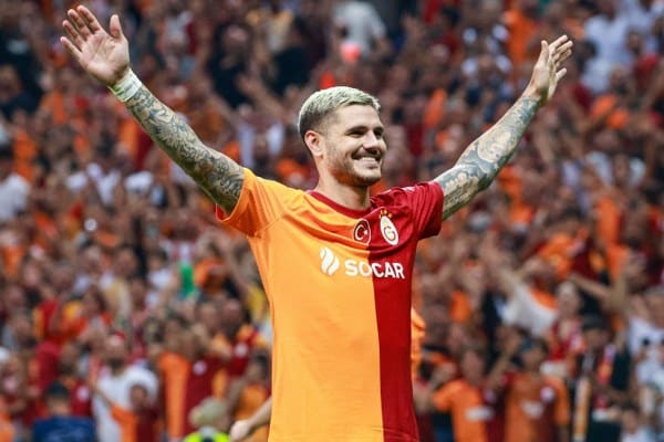 Galatasaray'da, Teknik Direktör Okan Buruk ile futbolcular Mauro Icardi ve Dries Mertens, UEFA'nın resmi web sitesine özel beyanlarda bulundular. Sarı-kırmızılıların teknik direktörü Okan Buruk, Avrupa'da oldukları için memnun olduğunu dile getirerek, "Galatasaray, Şampiyonlar Ligi'ne çok yakışan bir marka" dedi.