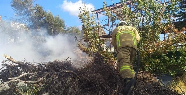 Erdek ilçesinde inşaat halindeki bir prefabrik villada yangın meydana geldi.