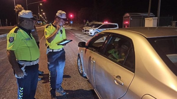 Balıkesir'in Gönen ilçesinde, Gönen Kaymakamlığı İlçe Emniyet Müdürlüğü trafik ekipleri, vatandaşların can ve mal güvenliğini korumak amacıyla denetimlerini yoğunlaştırdı.