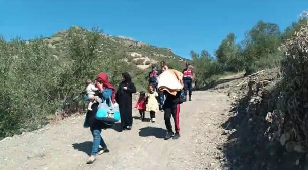 Çanakkale İl Jandarma Komutanlığı ekipleri, Ayvacık ilçesinde gerçekleştirdikleri kaçak göçmen operasyonunda Afganistan vatandaşı 42 kaçak göçmeni ve 2 insan kaçakçısı organizatörü arazide yakaladı.