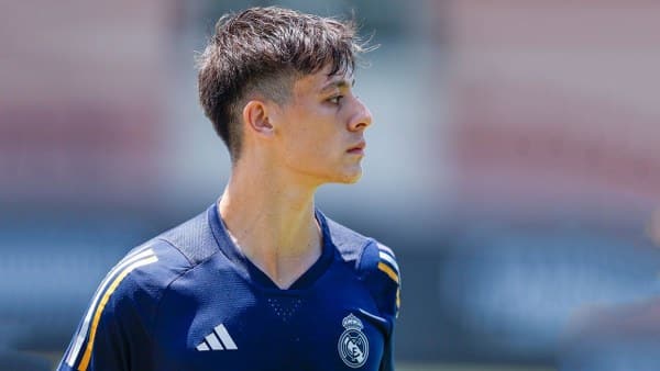 Real Madrid'in Teknik Direktörü Carlo Ancelotti, uzun bir süredir sakatlığı nedeniyle sahalardan uzak kalan milli futbolcu Arda Güler'in, önümüzdeki pazartesi günü takım antrenmanlarına katılacağını açıkladı.