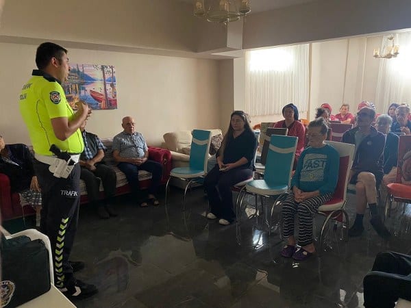Balıkesir İl Emniyet Müdürlüğü trafik ekipleri, huzur evleri ve rehabilitasyon merkezlerinde yaşayan yaşlı bireylere hem trafik eğitimi sağladılar hem de moral destek verdiler.