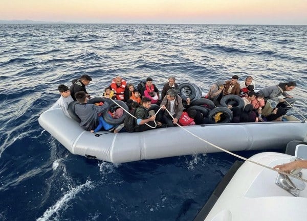 Çanakkale'nin Ayvacık ilçesi açıklarında lastik botları sürüklenen ve yardım çağrısı yapan 43 kaçak göçmen, Sahil Güvenlik ekipleri tarafından kurtarıldı.