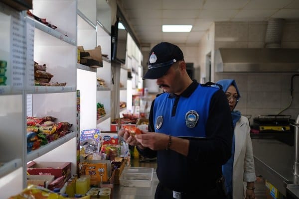 Altıeylül Belediyesi Zabıta Müdürlüğü ve Sağlık İşleri Müdürlüğü ekipleri, 2023-2024 eğitim-öğretim yılıyla birlikte okul kantinlerini denetlemeye başladı.