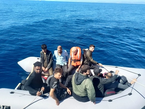 Çanakkale'nin Ayvacık ilçesi açıklarında Sahil Güvenlik ekipleri tarafından gerçekleştirilen iki ayrı operasyonda hareket halindeki lastik botlar içinde 92 kaçak göçmen tespit edildi.