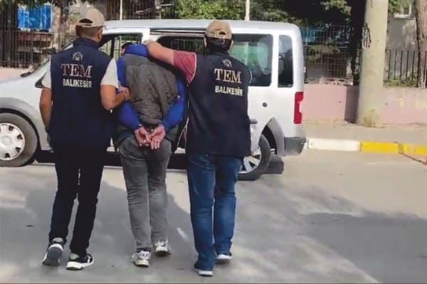 15 Temmuz hain darbe girişiminde Atatürk Havalimanı'nda 2 kişinin şehit edildiği baskında bulunan sözleşmeli Er Cihan Sarı, Kepsut'taki dağ evinden kaçarken yakalandı.