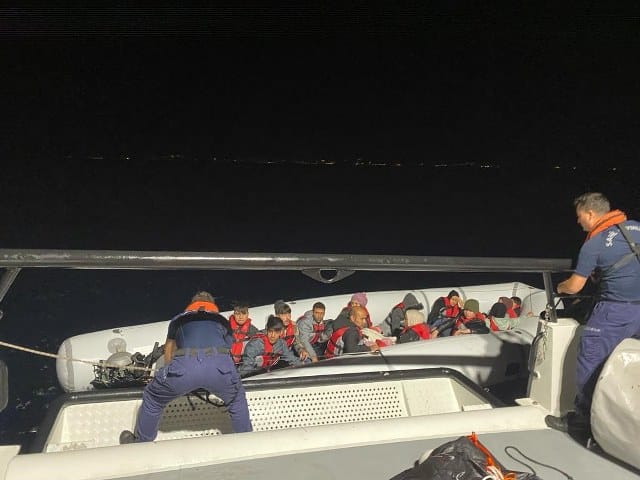 Balıkesir’in Ayvalık ilçesi açıklarında Sahil Güvenlik Uçağı tarafından tespit edilen 18 düzensiz göçmen yakalandı.