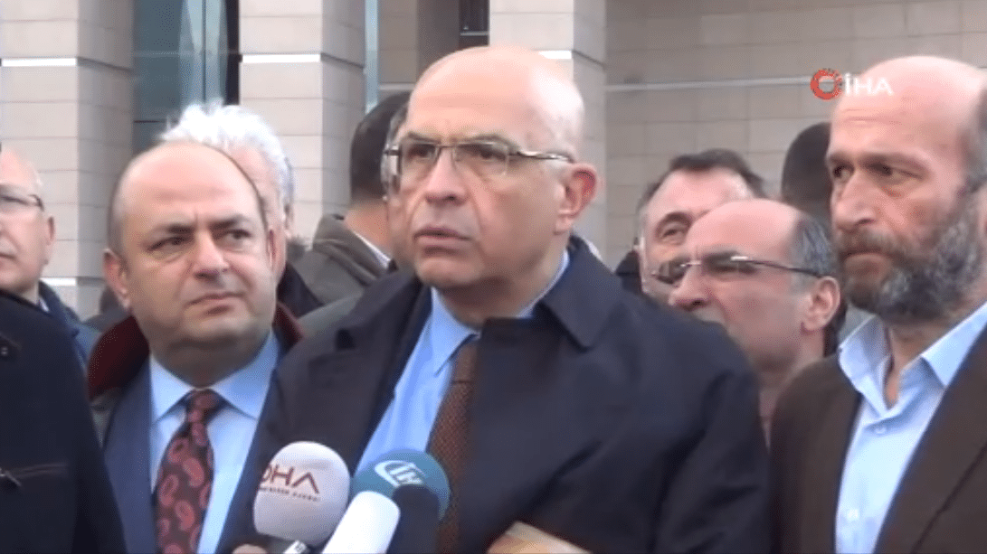 MİT Tırlarının görüntülerin yayınlanmasına ilişkin yeniden görülen davada Milletvekili Enis Berberoğlu hakkındaki yargılama, yeniden milletvekili seçilerek dokunulmazlık kazandığı gerekçesi ile durduruldu. Diğer sanık Erdem Gül’ün ise dosyasının mevcut davadan ayrılmasına karar verildi.