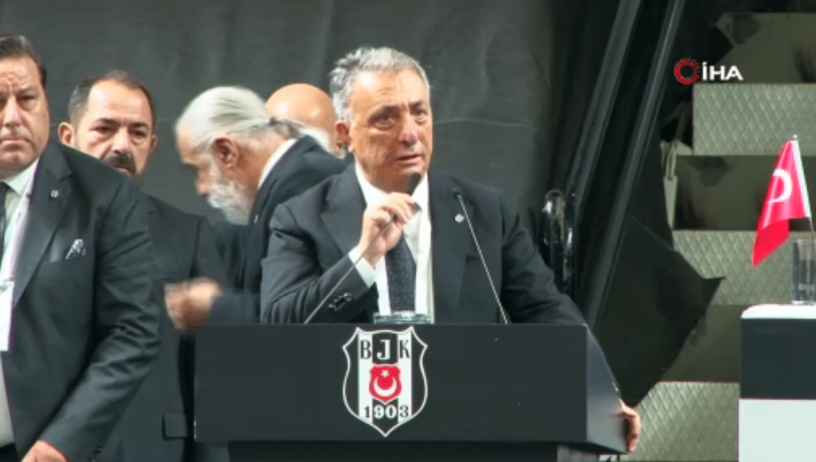 Beşiktaş'ta, 7405 sayılı Spor Kulüpleri ve Spor Federasyonları Kanunu'na uyum sağlamak amacıyla hazırlanan tüzük tadil taslağı oy çokluğuyla kabul edildi.