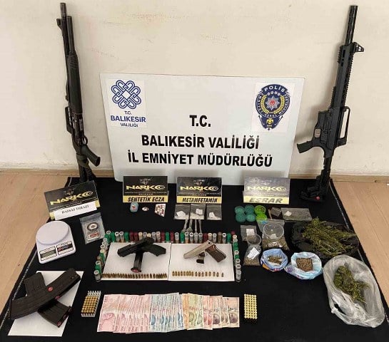 Balıkesir Emniyeti tarafından il genelinde uyuşturucu tacirlerine yönelik düzenlenen operasyonda 10 şüpheli gözaltına alındı.