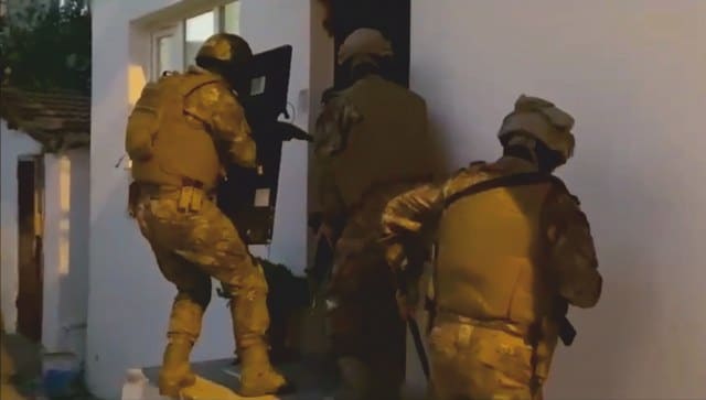 Balıkesir'de terör örgütü DAEŞ ile bağlantısı olduğu tespit edilen yabancı uyruklu 6 şüpheli yakalanarak gözaltına alındı.