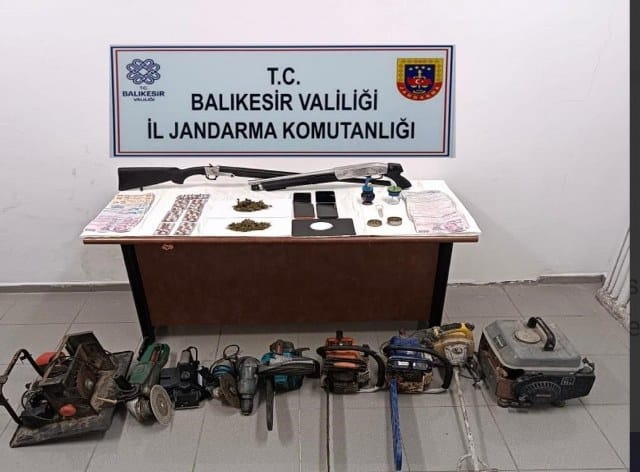 Balıkesir’in Ayvalık ilçesinde, jandarma tarafından yapılan uyuşturucu operasyonunda 7 kişi gözaltına alındı.