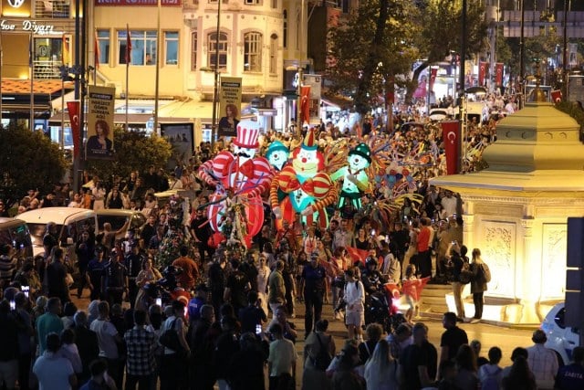 Balıkesir'in Bandırma ilçesinde bu yıl 32'incisi düzenlenen Uluslararası Bandırma Kuşcenneti Kültür ve Turizm Festivali coşkusu kortej yürüyüşü ve ardından Melike Şahin konseriyle başladı.