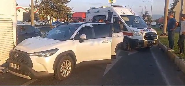 Balıkesir’in Edremit ilçesinde kırmızı ışıkta bekleyen otobüse otomobilin çarptığı kazada 1 kişi yaralandı.